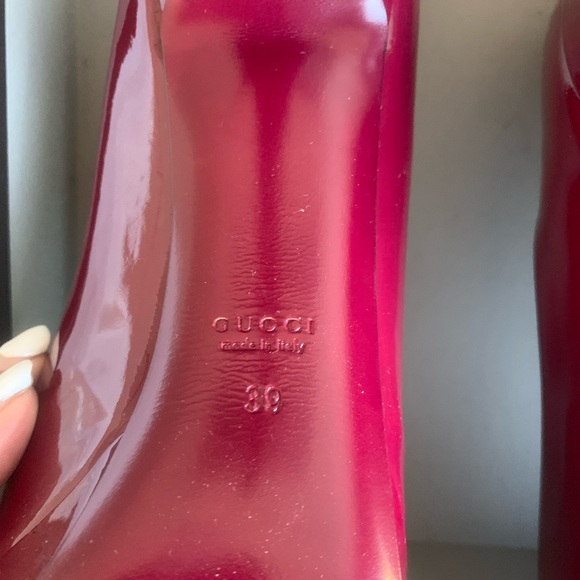 Luxury GUCCI : Scarlett red color pumps, square shape in the front area - Picture 12 of 12
